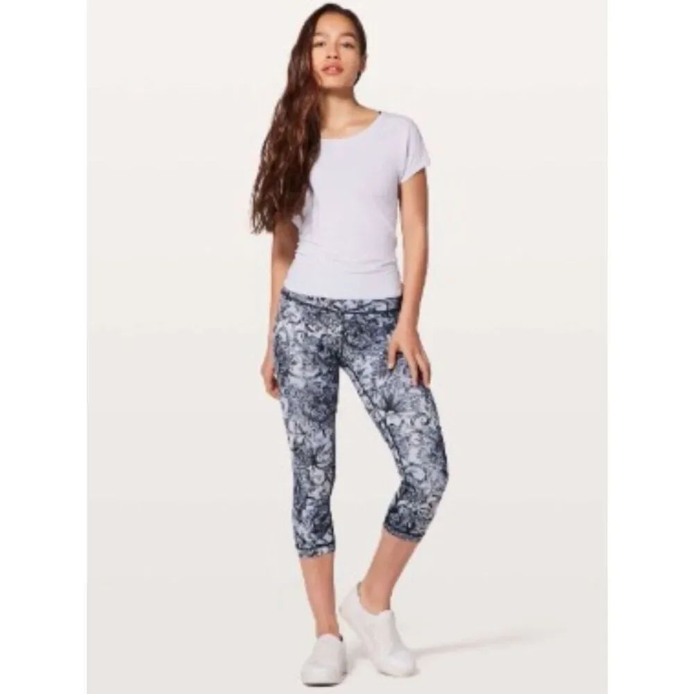 Like New! Lululemon Wunder Under Crop (Hi-Rise) *Full-On Luxtreme 21" in Size 6